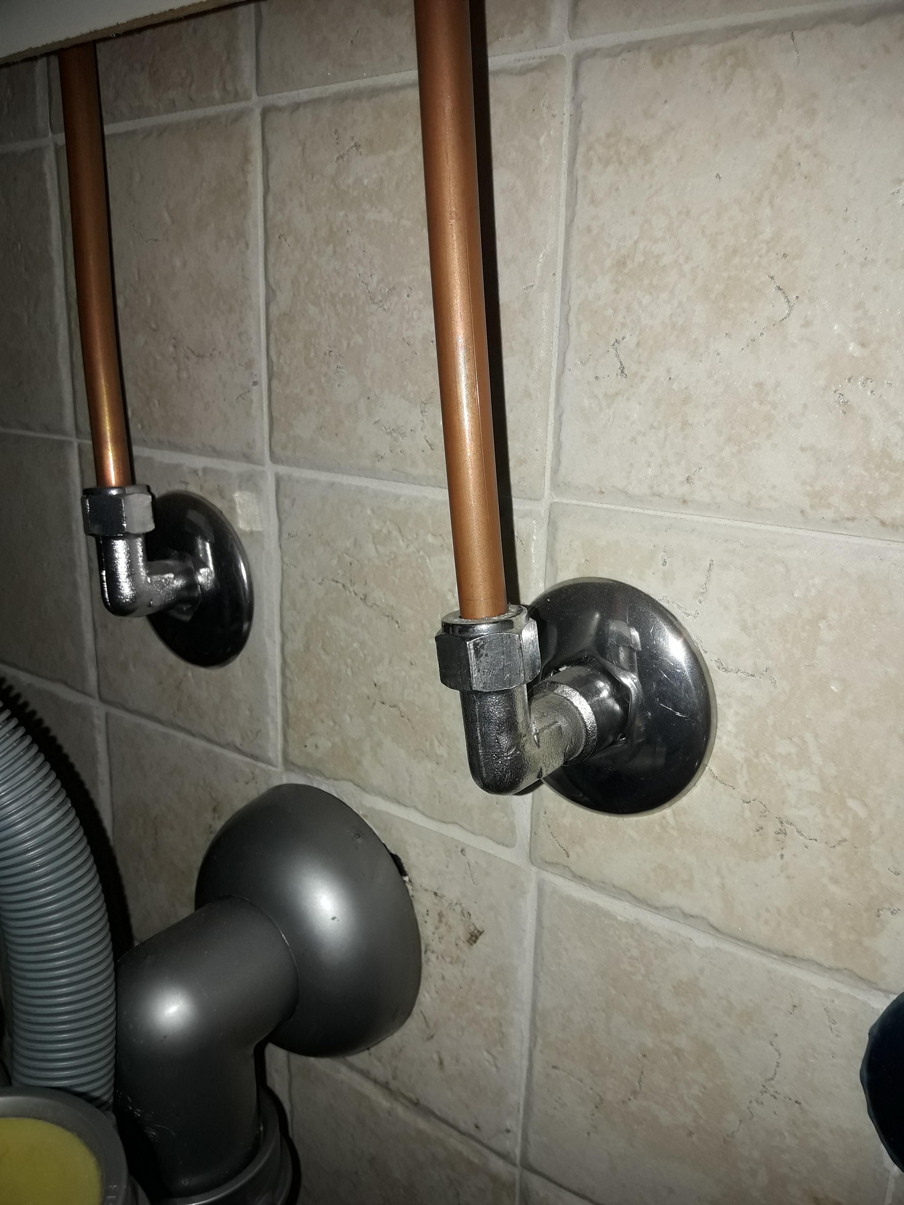 Distributore D'acqua Completamente In Rame Con Valvola Angolare A Tre Vie Superiore Con Un Ingresso E Due Uscite 84262575