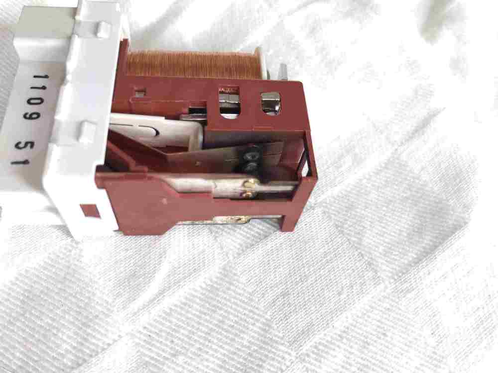 Relè contatto 1.JPEG